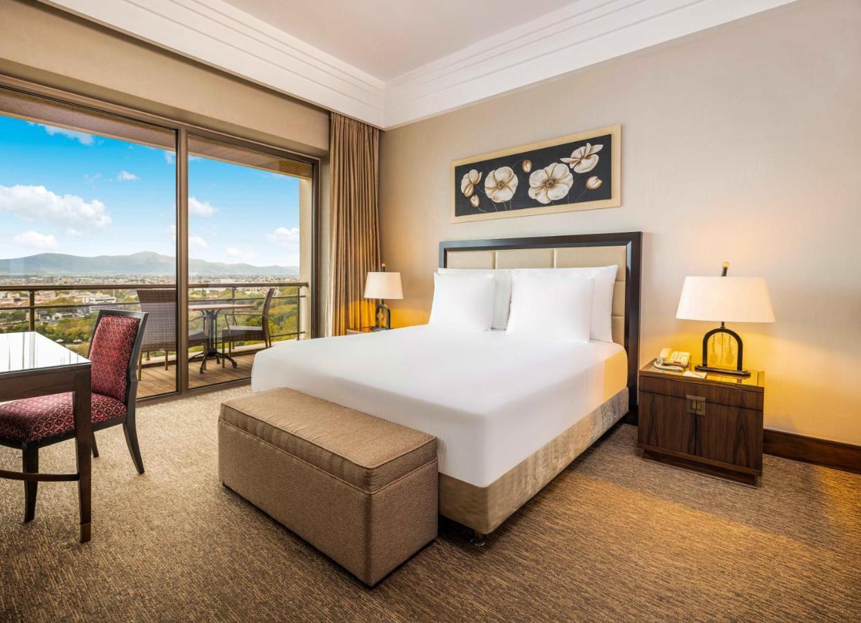 Hotel Celik Palas Convention Center & Thermal Spa Bursa Exteriör bild A bedroom at the Hilton Istanbul Bosphorus