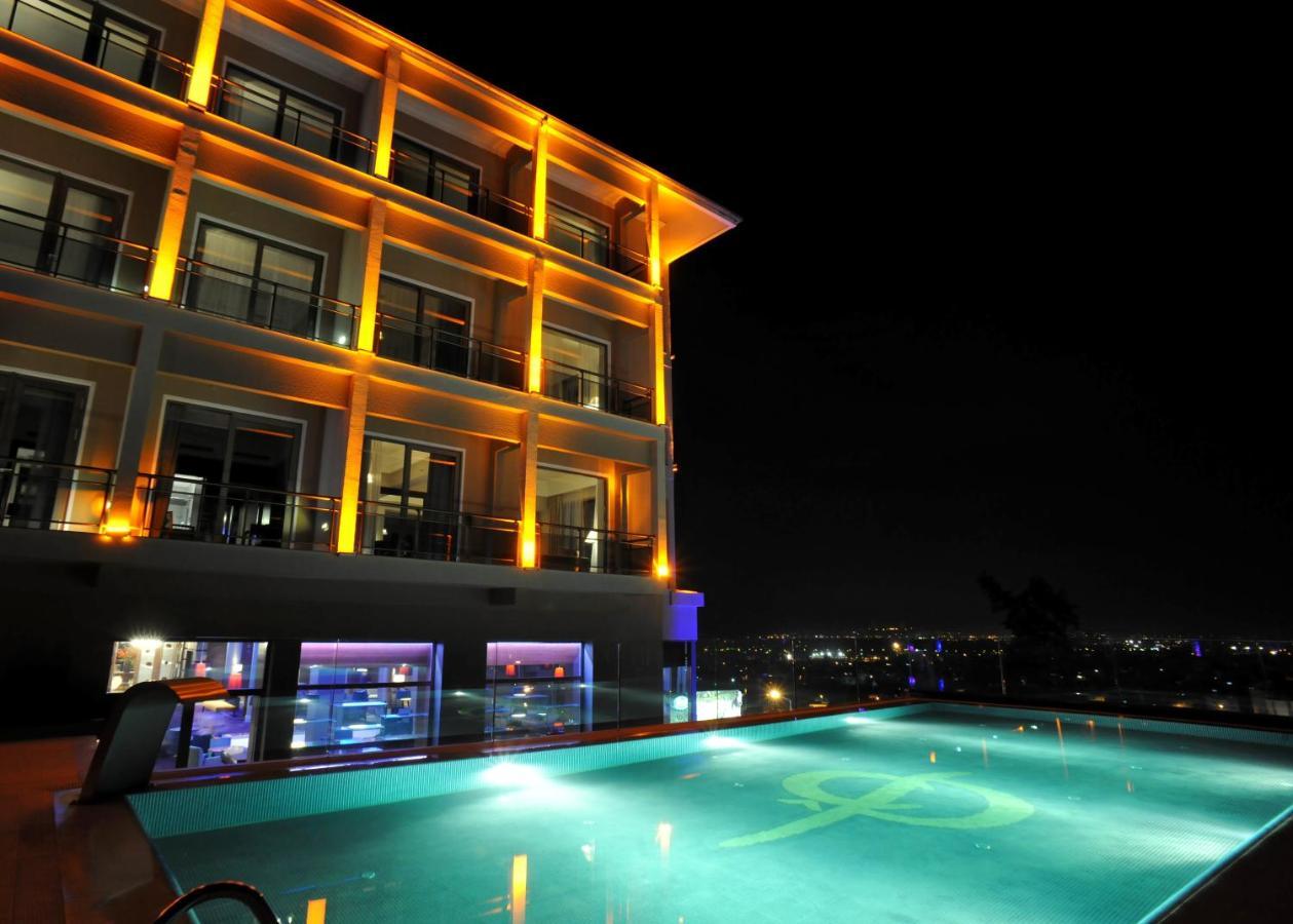 Hotel Celik Palas Convention Center & Thermal Spa Bursa Exteriör bild The pool at the hotel